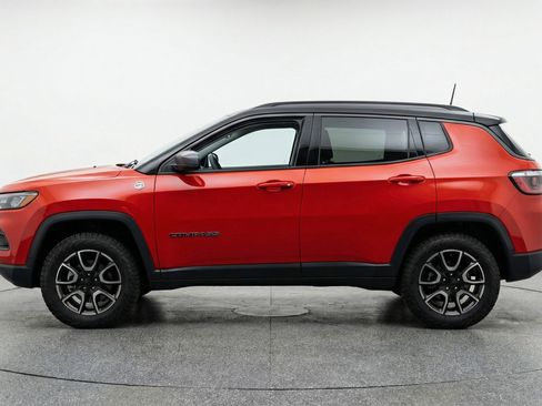 Used 2025 Jeep Compass Trailhawk AWD/4WD image 5