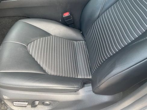 Used 2018 Toyota Camry SE w/ Convenience Package FWD image 19
