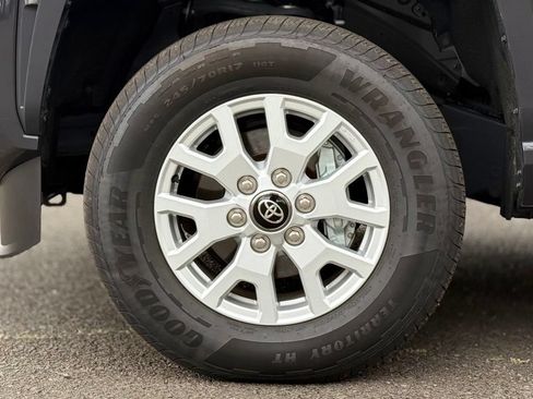 Used 2025 Toyota Tacoma SR5 AWD/4WD image 9