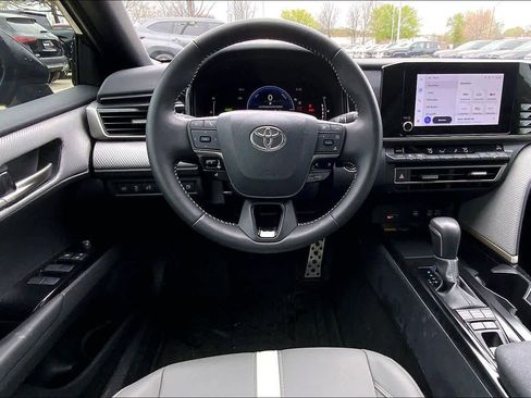Used 2025 Toyota Camry SE w/ Convenience Package image 6