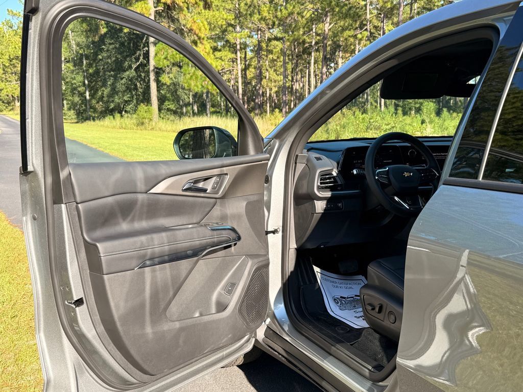 New 2027 Chevrolet Traverse LT w/ Driver Confidence Package FWD image 11