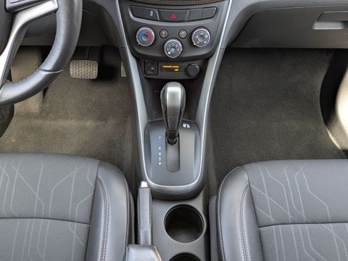 Used 2022 Chevrolet Trax LT w/ LT Convenience Package AWD/4WD image 19