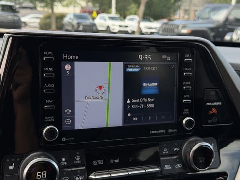 Used 2022 Toyota Highlander XLE FWD image 21