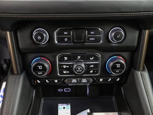 Used 2024 Chevrolet Suburban High Country w/ Advanced Technology Package image 17