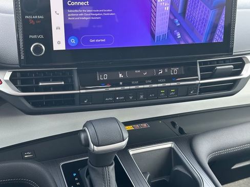 Used 2025 Toyota Sienna XLE image 18