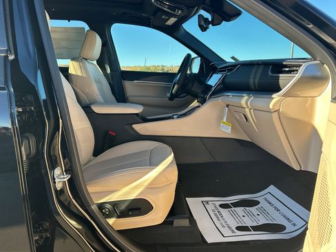 New 2025 Jeep Grand Cherokee Limited w/ Luxury Tech Group II image 14