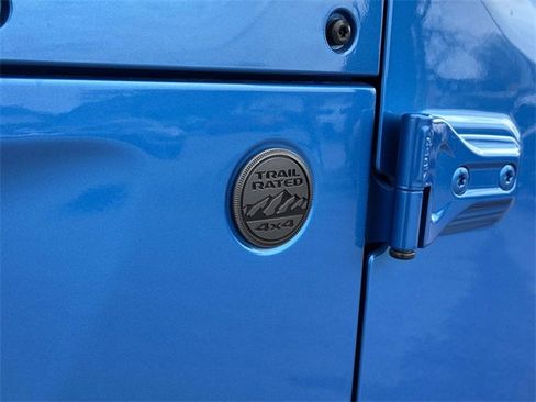 Used 2025 Jeep Gladiator Sport image 10