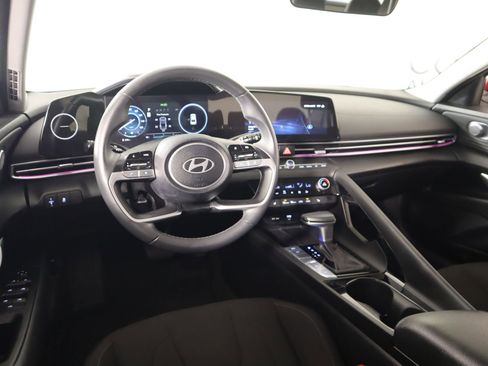 Used 2025 Hyundai Elantra SEL image 2