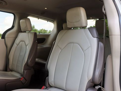 Used 2017 Chrysler Pacifica Touring-L FWD image 14