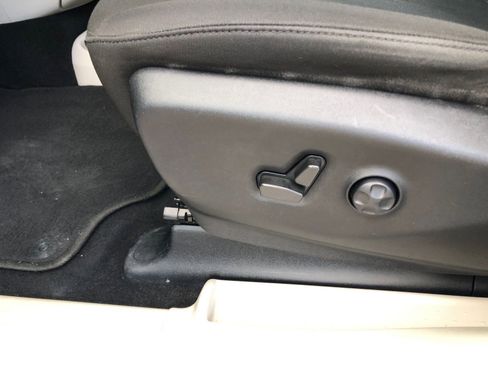 Used 2021 Chrysler Voyager LX image 13