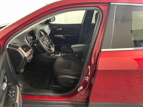 Used 2017 Jeep Cherokee Latitude w/ Cold Weather Group AWD/4WD image 19