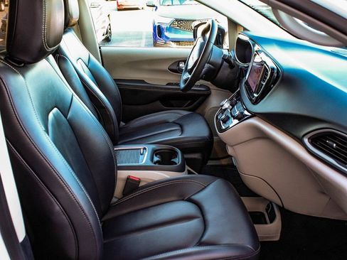 Used 2024 Chrysler Pacifica Touring-L FWD image 43