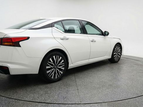 Used 2025 Nissan Altima 2.5 SV image 9
