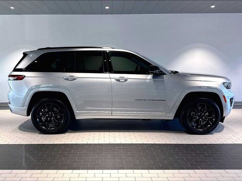 Used 2023 Jeep Grand Cherokee 30th Anniversary AWD/4WD image 11
