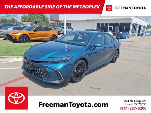 Used 2025 Toyota Camry SE image 1