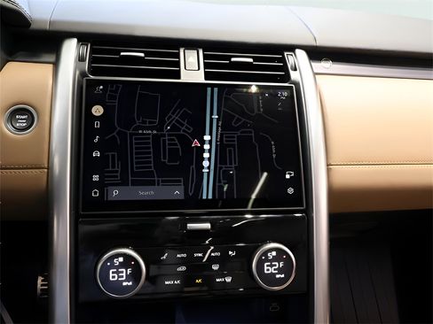 Used 2025 Land Rover Discovery Metropolitan Edition image 46