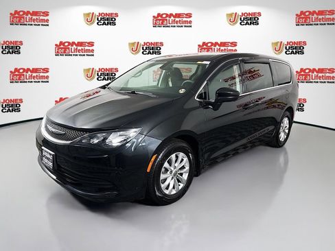 Used 2017 Chrysler Pacifica Touring w/ Tire & Wheel Group FWD image 11
