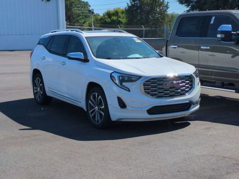 Used 2020 GMC Terrain Denali w/ Denali Premium Package FWD image 2