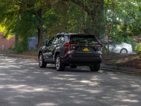 Used 2023 Toyota RAV4 XLE Premium FWD image 43