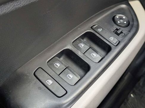 Used 2025 Hyundai Venue SEL image 23