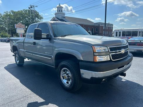 Used 2006 Chevrolet Silverado 2500 LT w/ Heavy-Duty Power Package AWD/4WD image 3