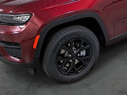 New 2025 Jeep Grand Cherokee Altitude image 7