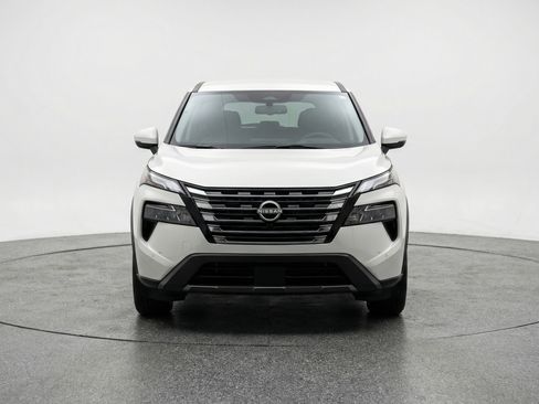 Used 2025 Nissan Rogue SV image 2