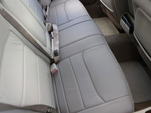 Used 2001 Lincoln Town Car Signature RWD image 12