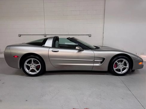 Used 2000 Chevrolet Corvette Coupe w/ Roof Pkg RWD image 2