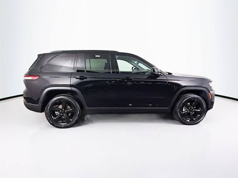 Used 2024 Jeep Grand Cherokee Altitude AWD/4WD image 12
