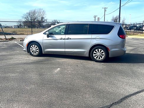 Used 2018 Chrysler Pacifica Touring Plus image 7