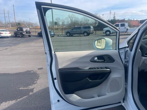 Used 2020 Chrysler Pacifica Touring-L image 10