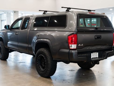 Used 2017 Toyota Tacoma SR image 6