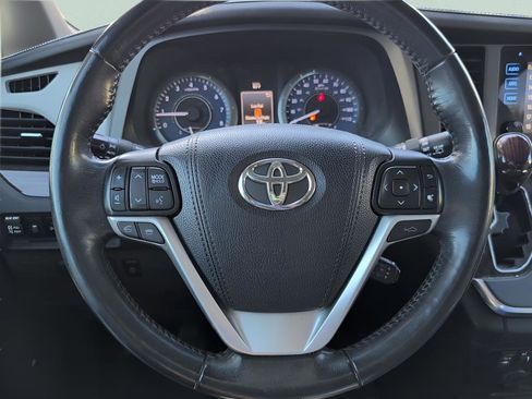 Used 2017 Toyota Sienna L image 13