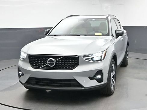 Used 2026 Volvo XC40 B5 Plus AWD/4WD image 3