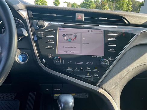 Used 2020 Toyota Camry SE w/ Sunroof Package FWD image 15