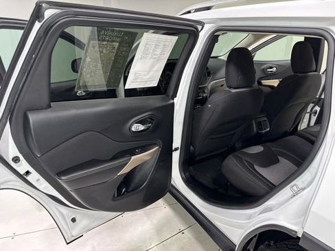 Used 2018 Jeep Cherokee Latitude w/ Safety Group AWD/4WD image 21