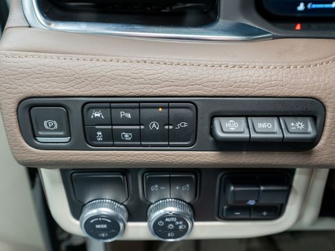 Used 2022 GMC Yukon XL Denali w/ Denali Premium Package image 31