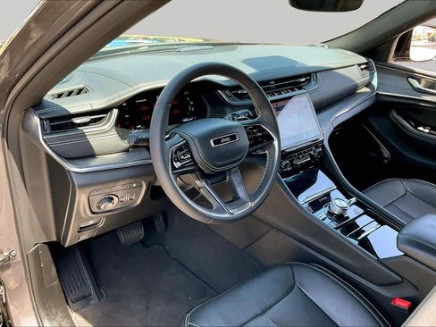 Used 2023 Jeep Grand Cherokee Overland AWD/4WD image 17