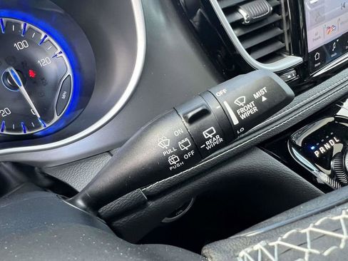 Used 2025 Chrysler Pacifica Select w/ Uconnect Theater Family Group image 35