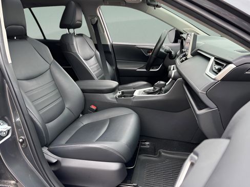 Used 2020 Toyota RAV4 XLE Premium image 16