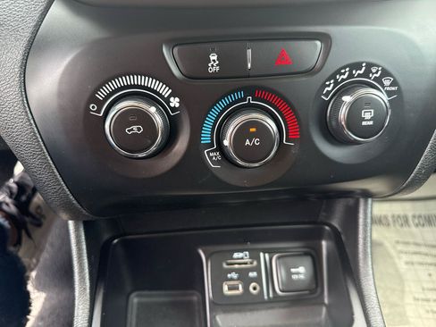 Used 2018 Jeep Cherokee Latitude w/ Altitude Package FWD image 23