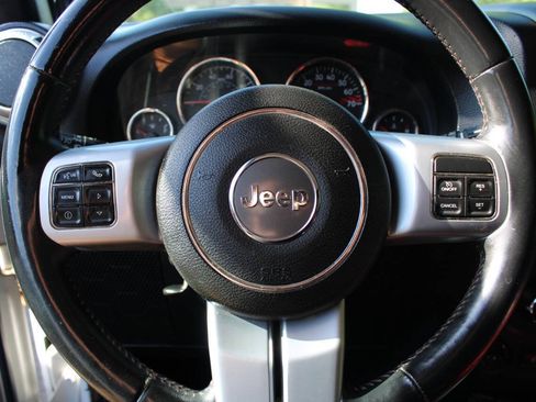 Used 2013 Jeep Wrangler Unlimited Rubicon AWD/4WD image 37