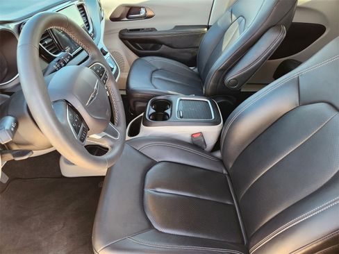 Used 2024 Chrysler Pacifica Touring-L image 13