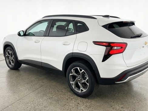 Used 2025 Chevrolet Trax LT w/ LT Convenience Package FWD image 6