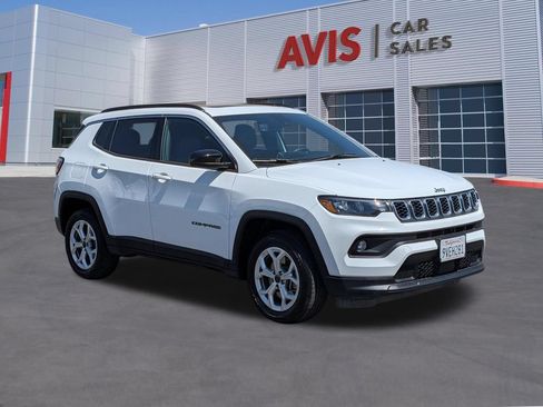Used 2025 Jeep Compass Latitude w/ Sun & Sound Group AWD/4WD image 3