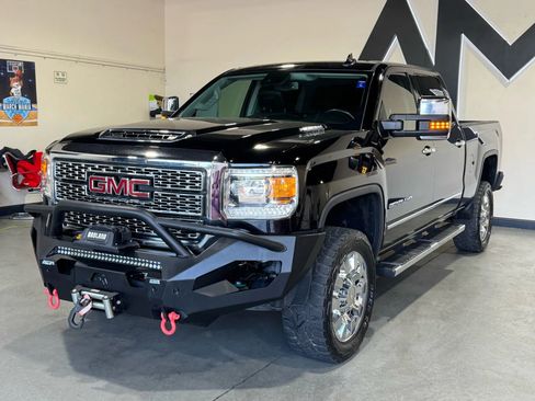 Used 2019 GMC Sierra 2500 Denali w/ Duramax Plus Package AWD/4WD image 1
