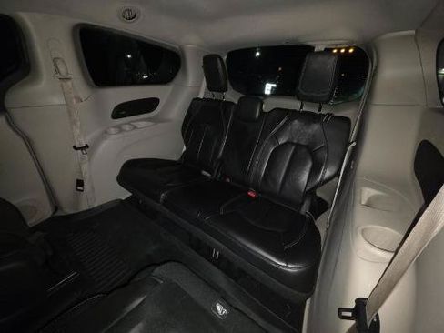 Used 2022 Chrysler Pacifica Touring-L w/ Uconnect Theater Family Group FWD image 14