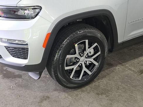 Used 2025 Jeep Grand Cherokee Limited w/ Trailer Tow Package AWD/4WD image 12