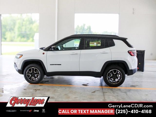 Used 2025 Jeep Compass Trailhawk AWD/4WD image 4
